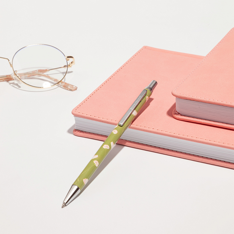 Ученически пособия и канцеларски материали