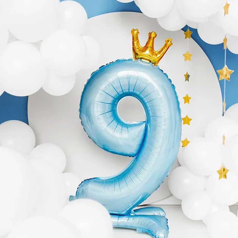 ФОЛИЕВ БАЛОН ЦИФРА "9" С КОРОНА И СТОЙКА В НЕБЕСНО СИНЬО, 84 см