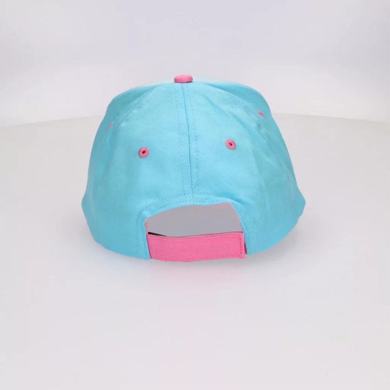 Shapka s kozirka za momiche Stitch